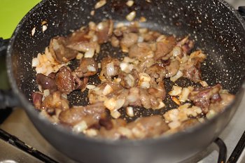 Лук и грибы обжариваются на сковороде для приготовления печеночного паштета