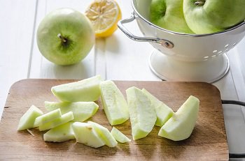 Яблоки очищенные от сердцевины и кожуры порезанные тонкими ломтиками