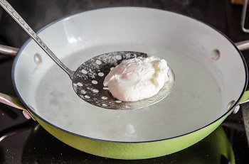 Яйцо пашот сваренное для грибного супа из замороженных грибов