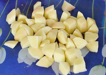 Картофель порезанный кубиками для приготовления украинского борща