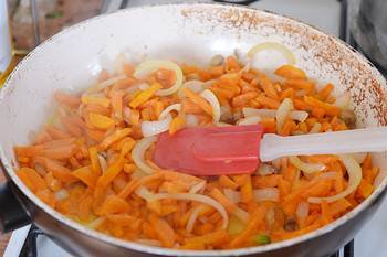 Морковь и лук порезанные соломкой обжариваются на курином жире