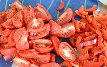 Порезанные помидоры и болгарский перец для добавления в борщ
