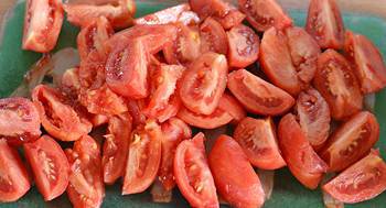 Бланшированные помидоры порезанные толстыми дольками
