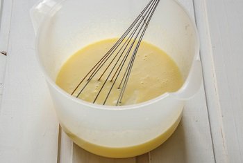 Выливаем кефир к яично масляно сахарной смеси