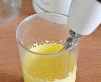 Желтки взбиваются с сахаром для приготовления английского крема