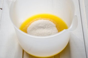 Сливочное масло взбивается с сахарным песком