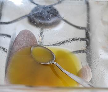Оливковое масло смешивается с лимонным соком перцем и петрушкой