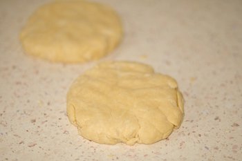 Плоские лепешки из теста для приготовления печенья