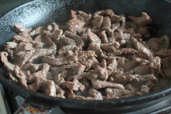 Важно жарить одним слоем, чтобы мясо не дало сок Говядина тонкой соломкой обжаривается на масле