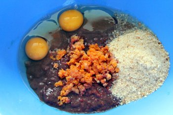 Печень и морковь пропущенные через мясорубку молотые сухари и яйца