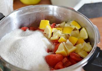 Бланшированные помидоры и лимон порезанные кусочками с сахаром и соком