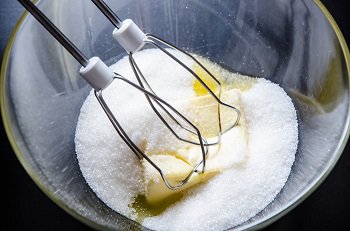 Сливочное масло комнатной температуры миксером взбивается с сахаром