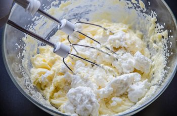 К смеси из яйца масла и сахара добавляется творог