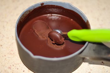 Из застывшей шоколадной массы зачерпываем ложкой