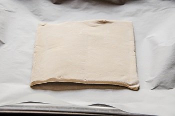 Замороженное слоенное тесто на противне для запекания