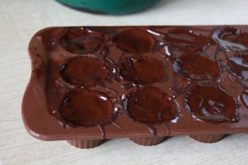 Заливаем форму поверх начинки шоколадом