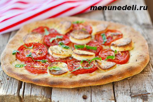 Домашняя пицца Маргарита с сыром и помидорами