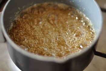 Кипящая смесь из воды и сахара в кастрюльке