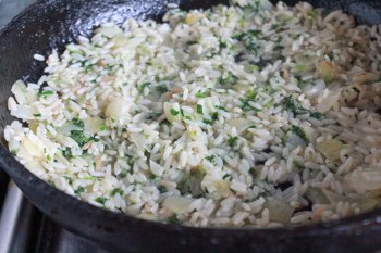 Рис со шпинатом и луком для постного блюда