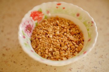 Очищенный и мелко измельченный приготовленный арахис в миске