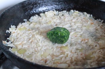 К рису и луку добавляется кубик замороженного шпината