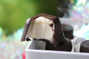 Шоколадные конфеты с маскарпоне в разломе