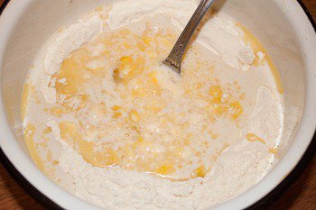 В муку с дрожжами и сахаром добавляем смесь из молока яиц и растопленного масла