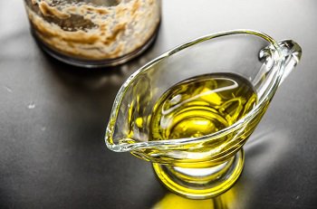Оливковое масло для создания соуса в салат цезарь