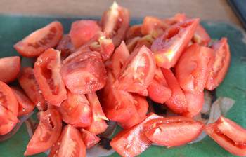 Бланшированные помидоры порезанные дольками для пасты с тунцом