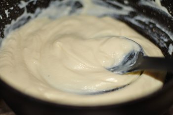 В сливочное масло добавляется мука и постепенно заваривается настоянным на специях молоком