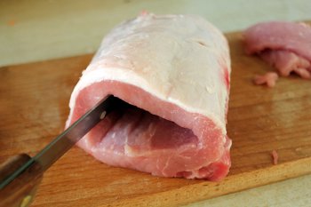 Сквозная дырка в куске свинины для наполнения начинкой