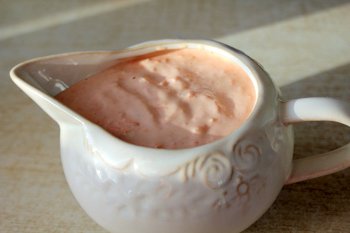 Соус из майонеза кетчупа йогурта и чеснока