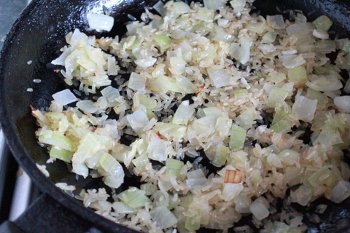 Сухой рис обжаривается с луком на растительном масле