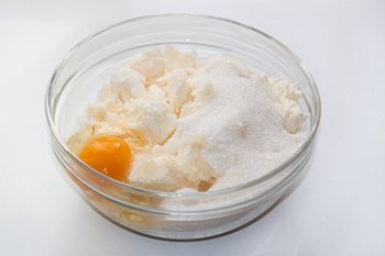 Смешиваются творог яйцо сахар молоко с помощью блендера в однородную массу