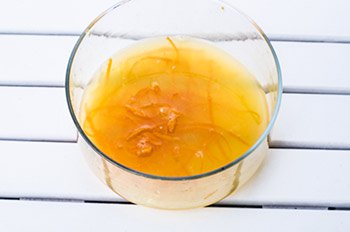 Апельсиновый сок с цедрой в стакане
