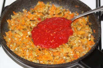 Добавляем к овощам томатную пасту