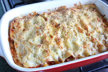 Можно приступать к еде! Готовая классическая лазанья с мясным фаршем и пармезаном