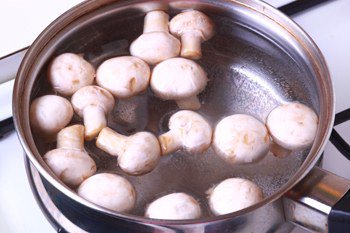 Вымытые и очищенные грибы варятся в кипящей воде