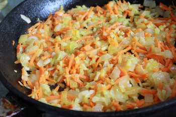Обжариваем на сковороде лук чеснок морковь и сельдерей