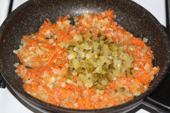 Лук морковь чеснок и соленые огурцы обжариваем на сковороде