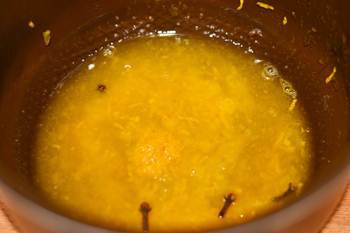 Мандариновый сок варится с гвоздикой в мультиварке