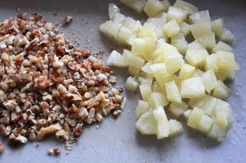 Порезанные кусочки ананаса и измельченные орехи