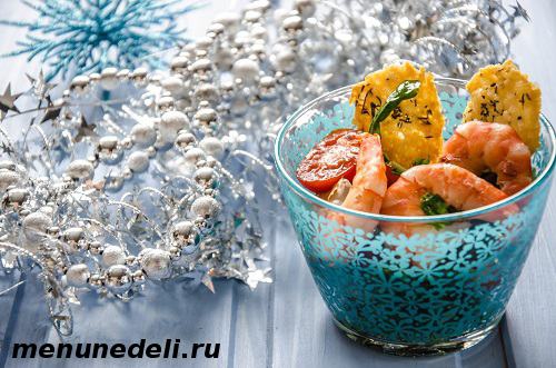 Новогодний салат с копченой курицей и овощами