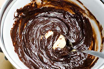 Сливочное масло вмешиваем в шоколад со сливками