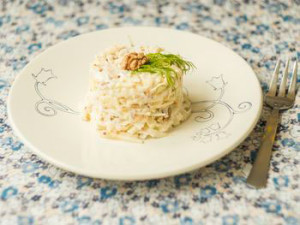 ukrasit'-salat-kunzhutom-i-zelen'ju