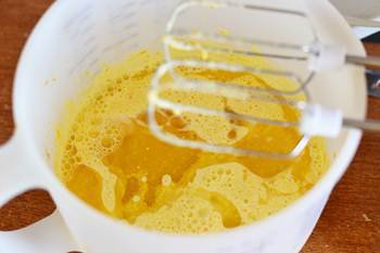Во взбитые желтки добавляется апельсиновый сок и масло