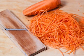 Вымытая и очищенная морковка натирается на специальной терке