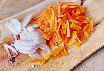Порезанные соломкой лук морковь и курага