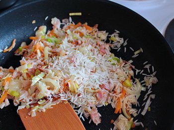 Рис с морковью луком чесноком и беконом на сковороде