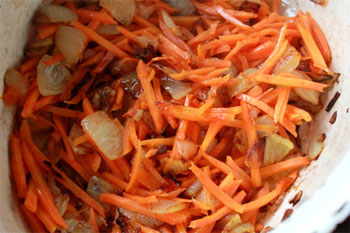 К луку добавить морковь и обжарить все вместе еще пару минут